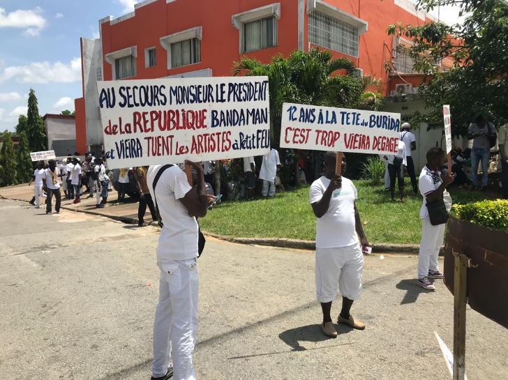 Côte d’Ivoire : des artistes assiègent les locaux du BURIDA à Cocody
